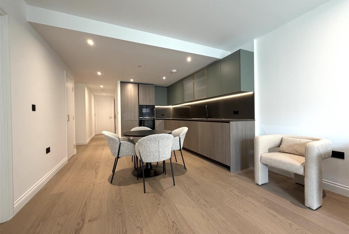 Flat Potters Road in Greater London