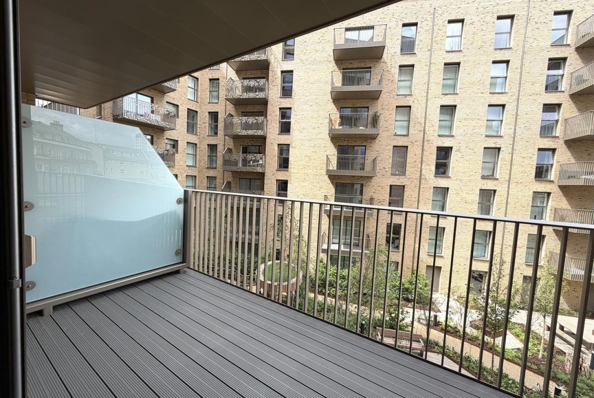 Flat Potters Road in Greater London