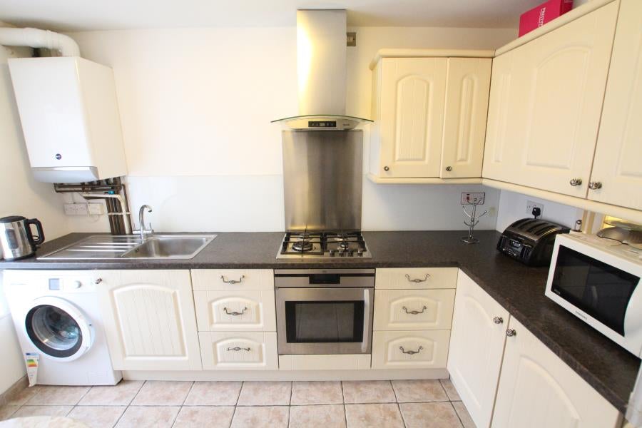 House Lidstone Close in Woking