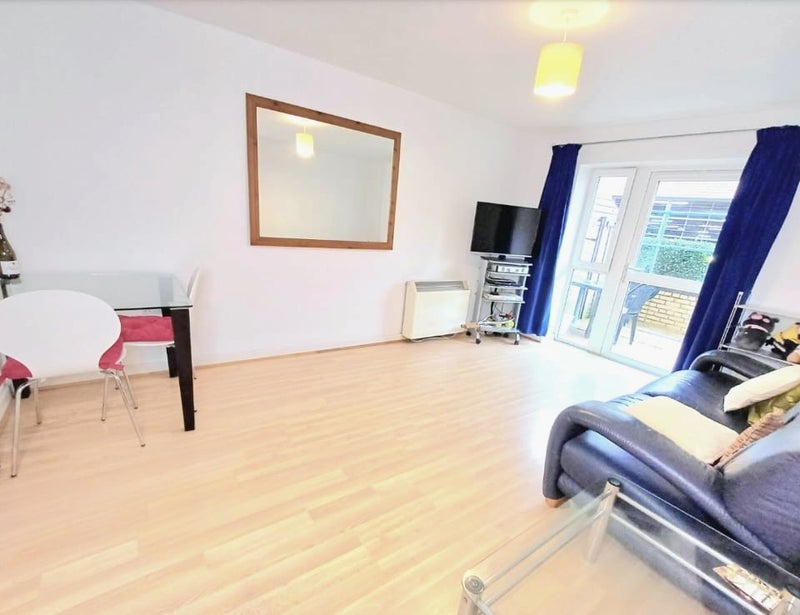 Room Westferry Road in Greater London