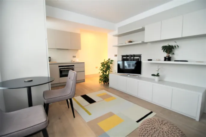 Flat Abbeville Road in Greater London