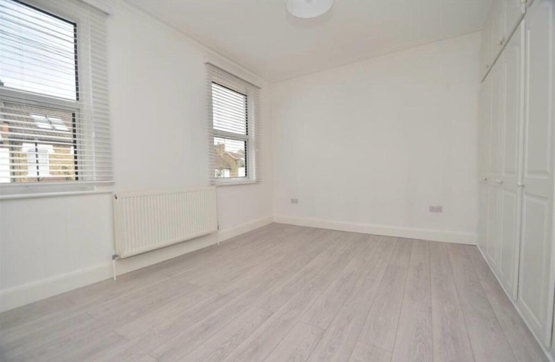 Room Queen's Road in Greater London