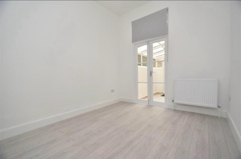 Room Queen's Road in Greater London
