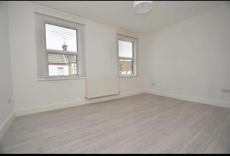 Room Queen's Road in Greater London