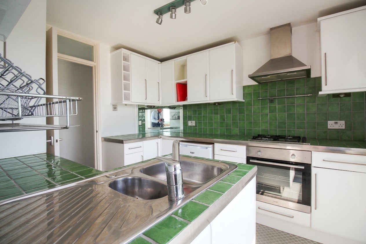 Flat Percy Gardens in Greater London