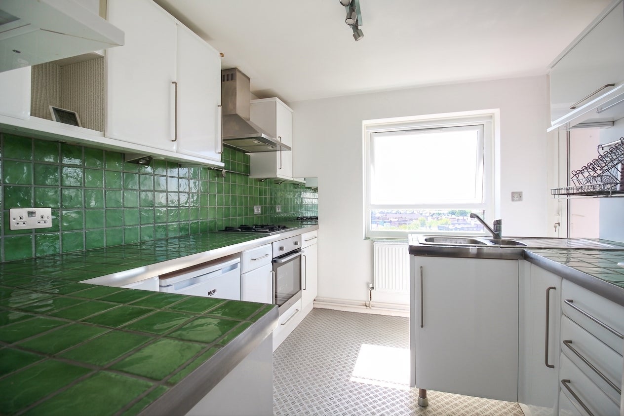 Flat Percy Gardens in Greater London
