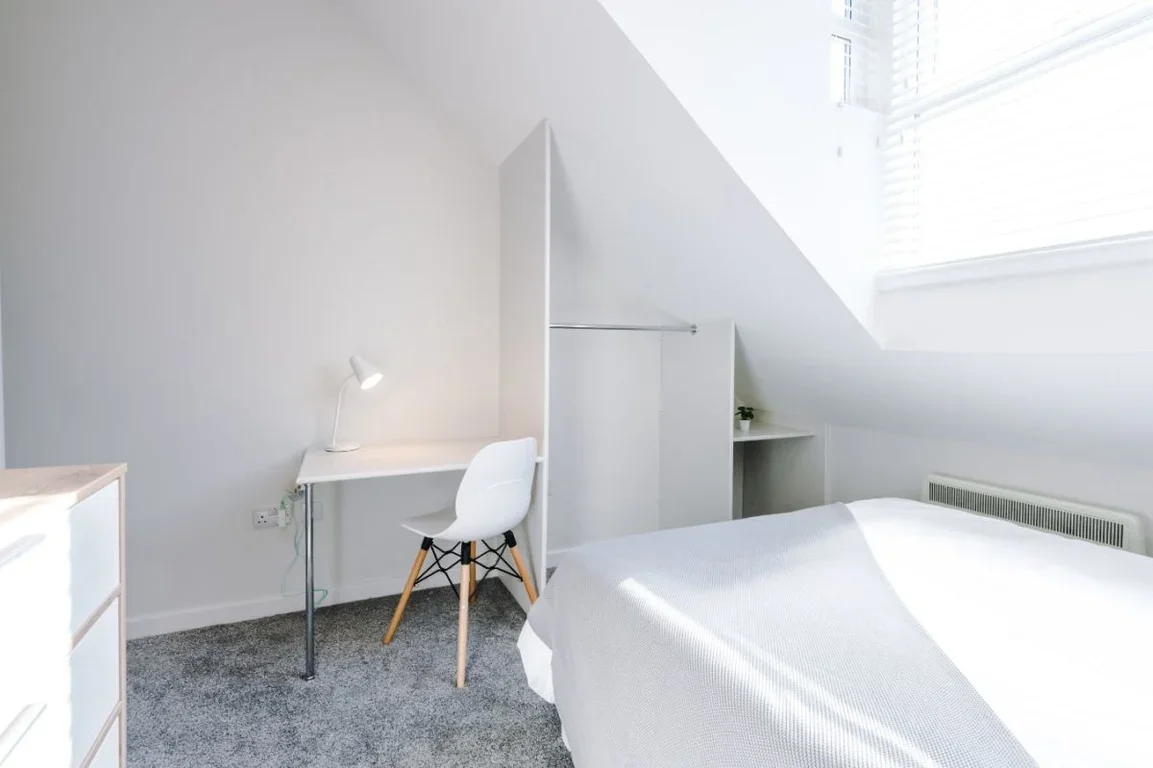 Flat Jesmond Road in Newcastle upon Tyne