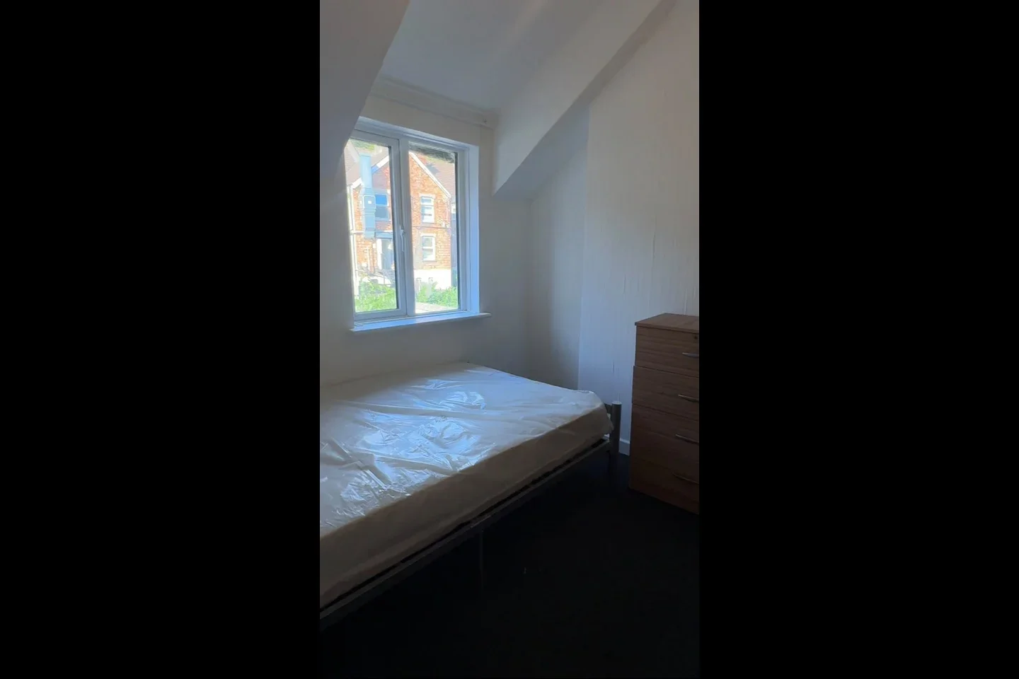 Room Yateley Court in Greater London