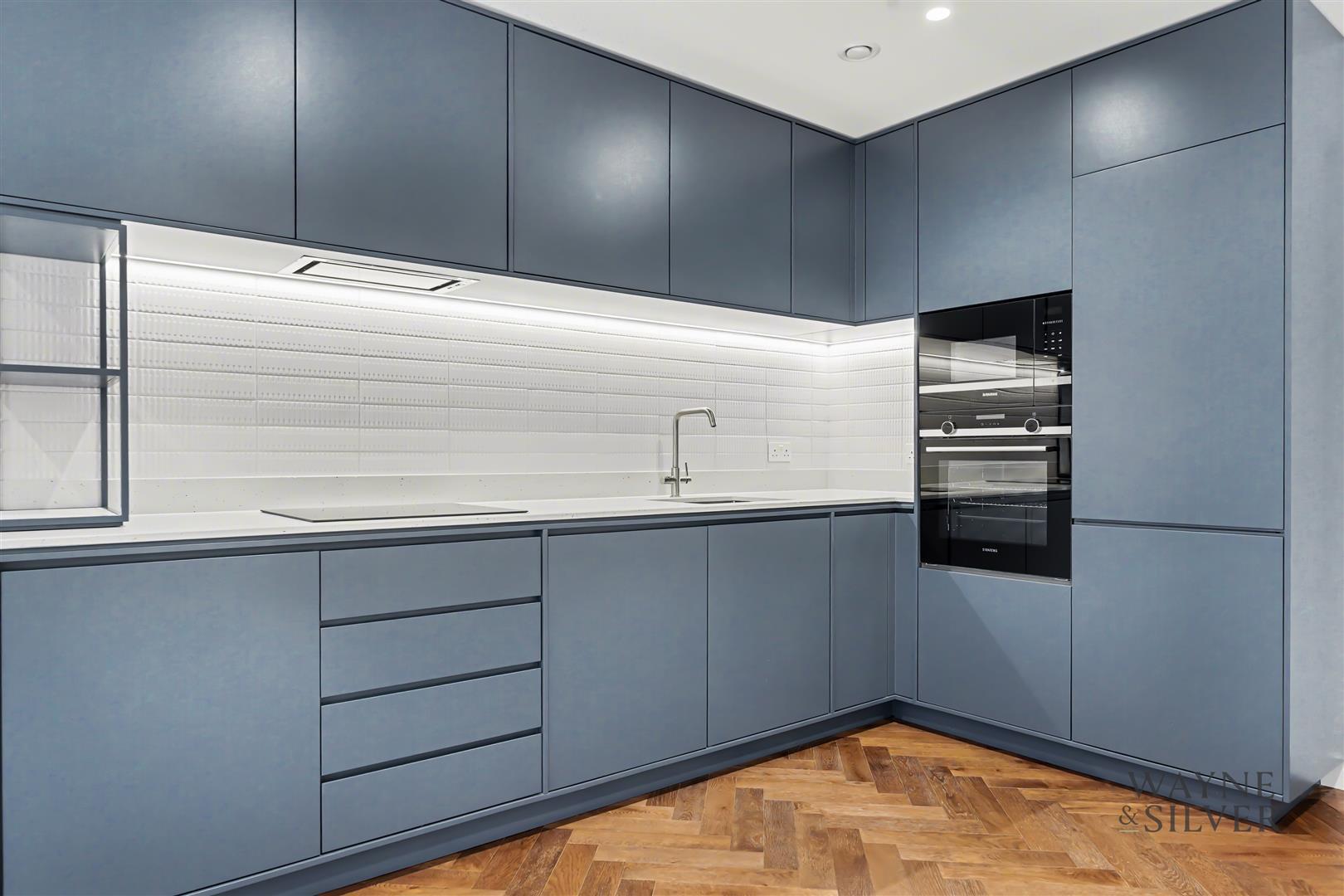 Flat Parkview Avenue in Greater London
