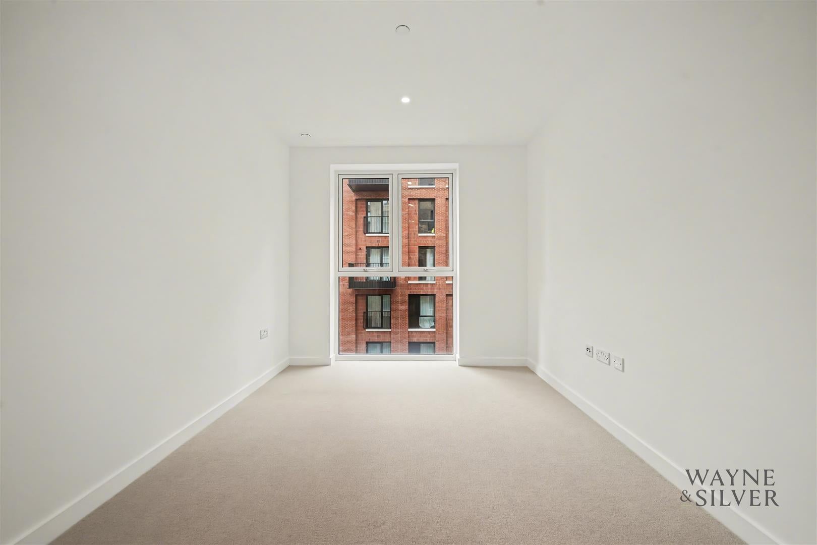 Flat Parkview Avenue in Greater London