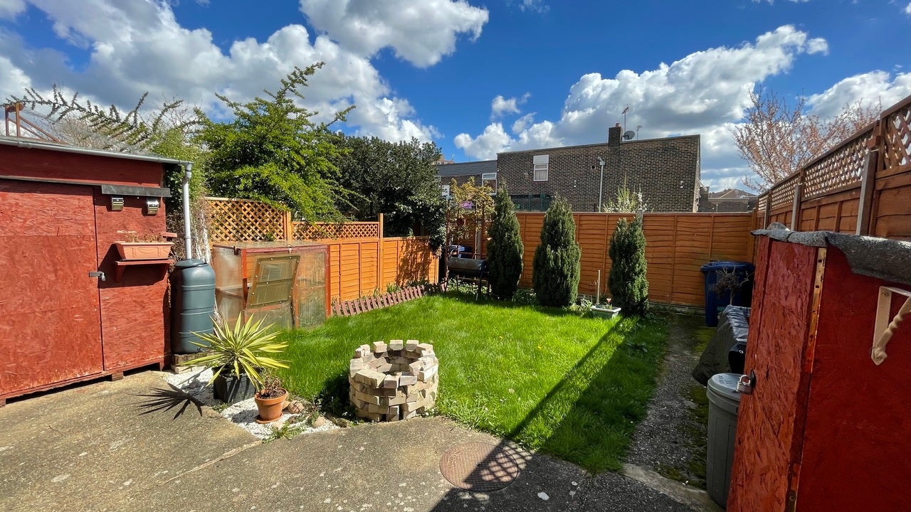 Flat Concord Close in London