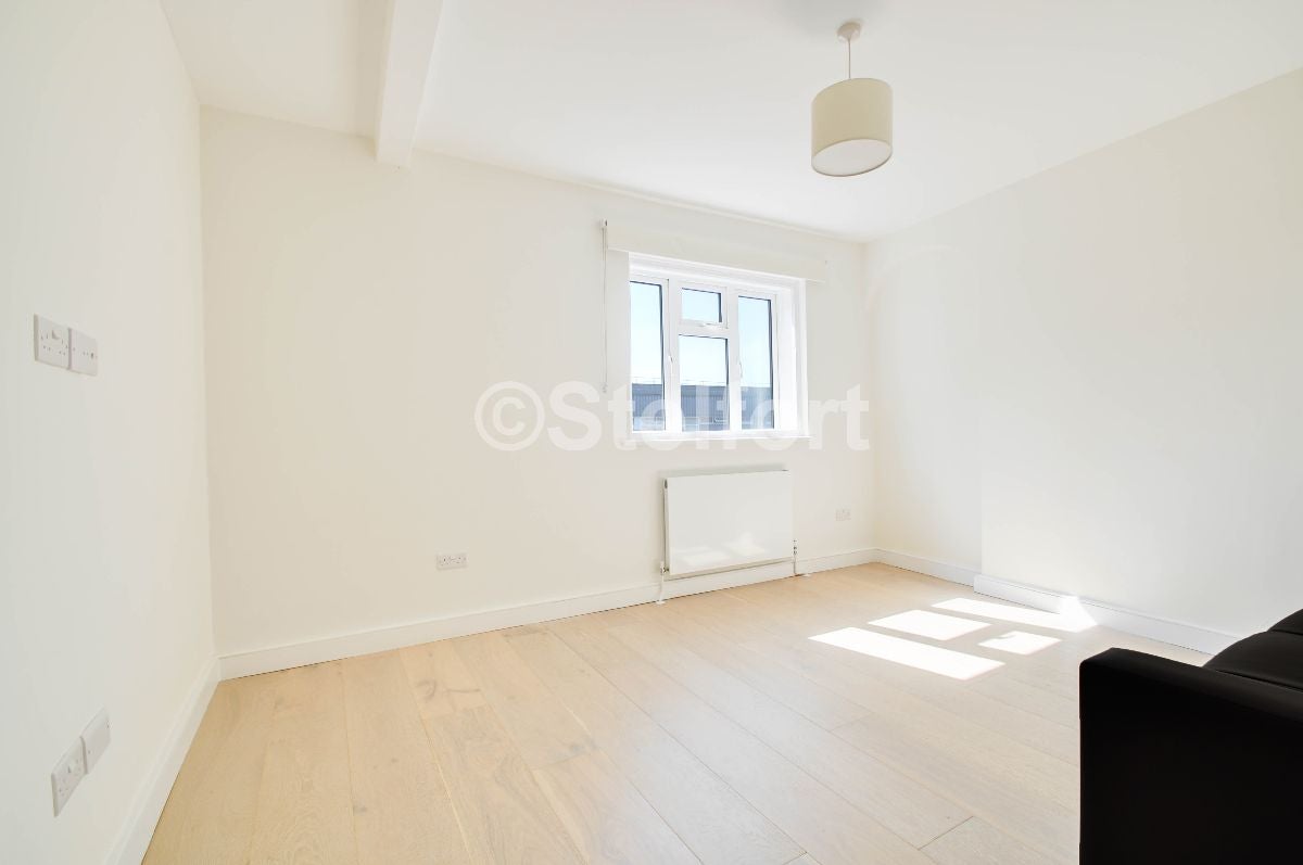 Flat Eversholt Street in Greater London