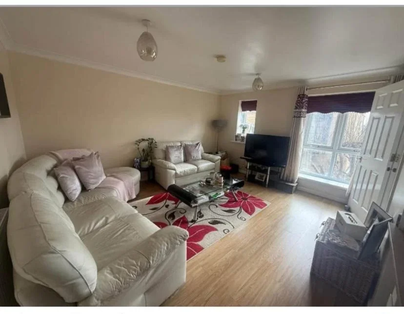 Flat Upton Lane in Greater London
