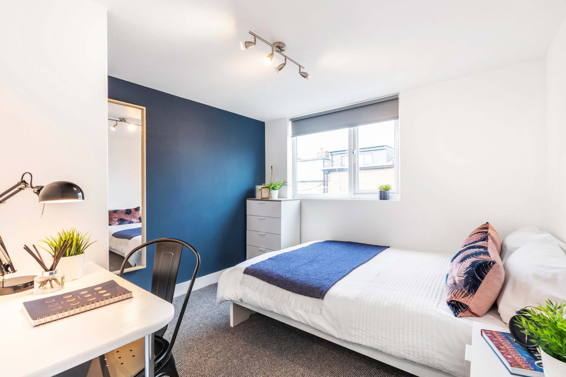 Room Stott Road in Leeds