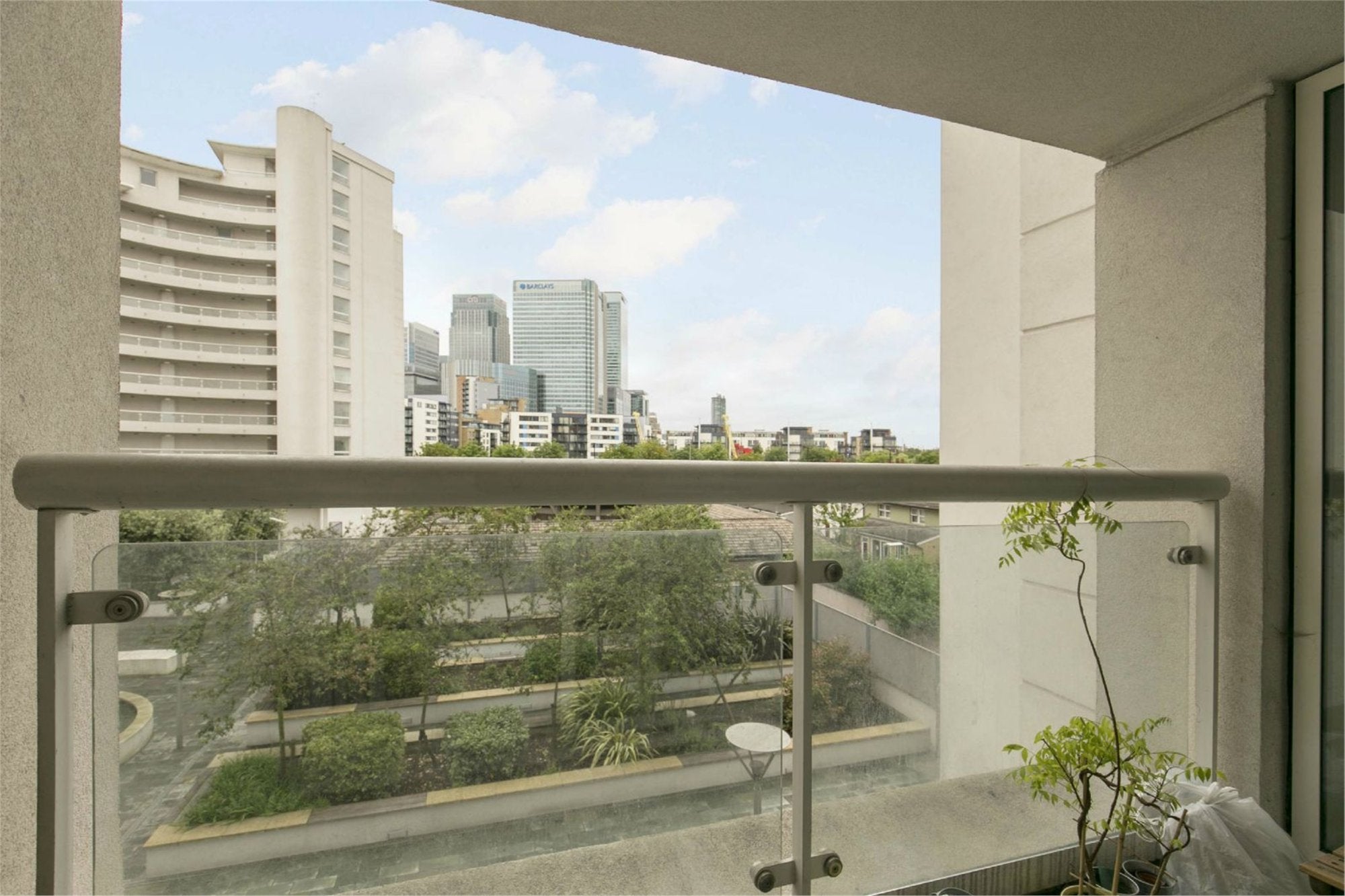 Flat Blackwall Way in Greater London