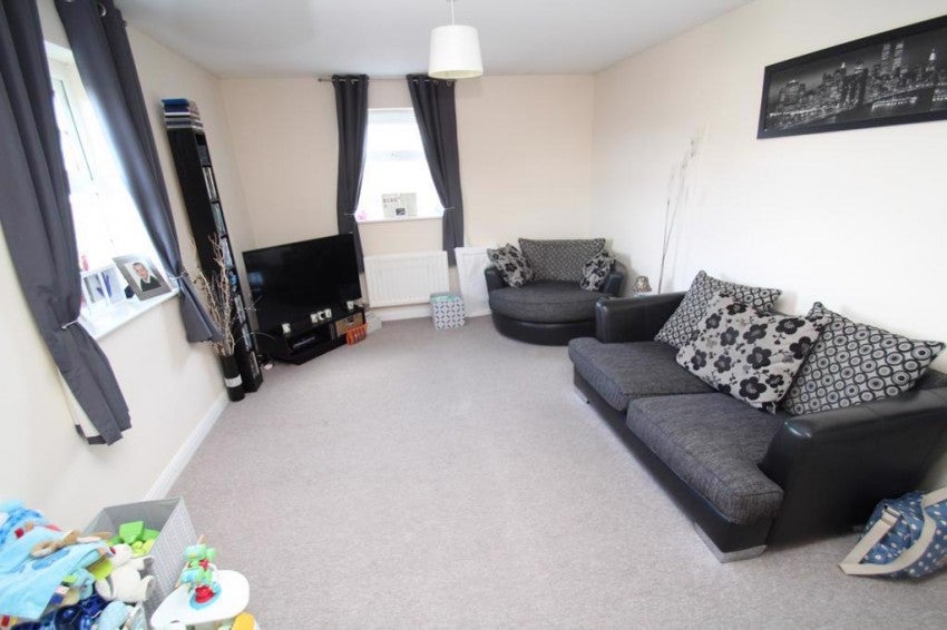 Flat Eastbury Way in Blunsdon St Andrew