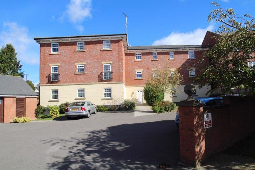 Flat Eastbury Way in Blunsdon St Andrew