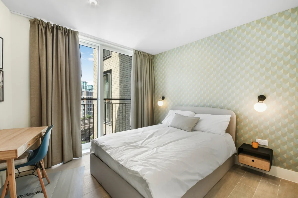 Flat Wyvil Road in Greater London