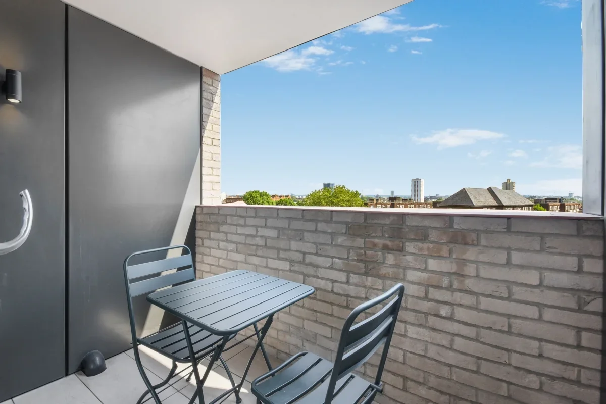 Flat Wyvil Road in Greater London