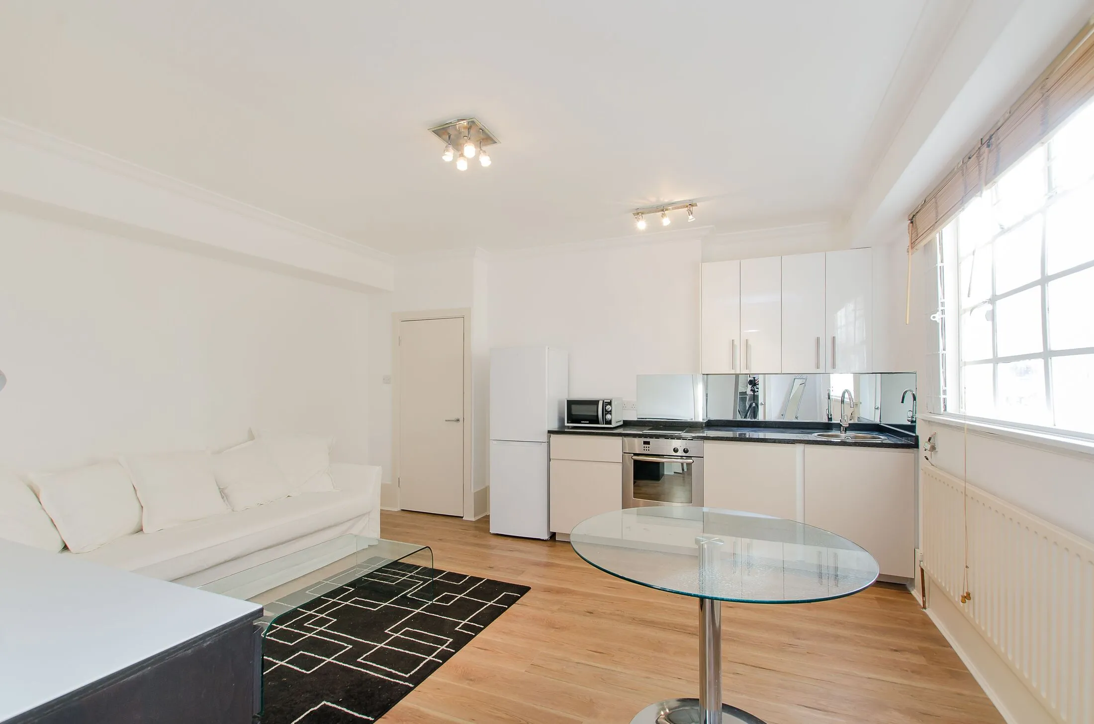 Flat Sloane Avenue in Greater London
