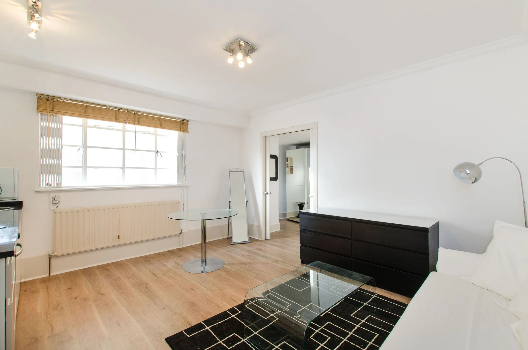 Flat Sloane Avenue in Greater London