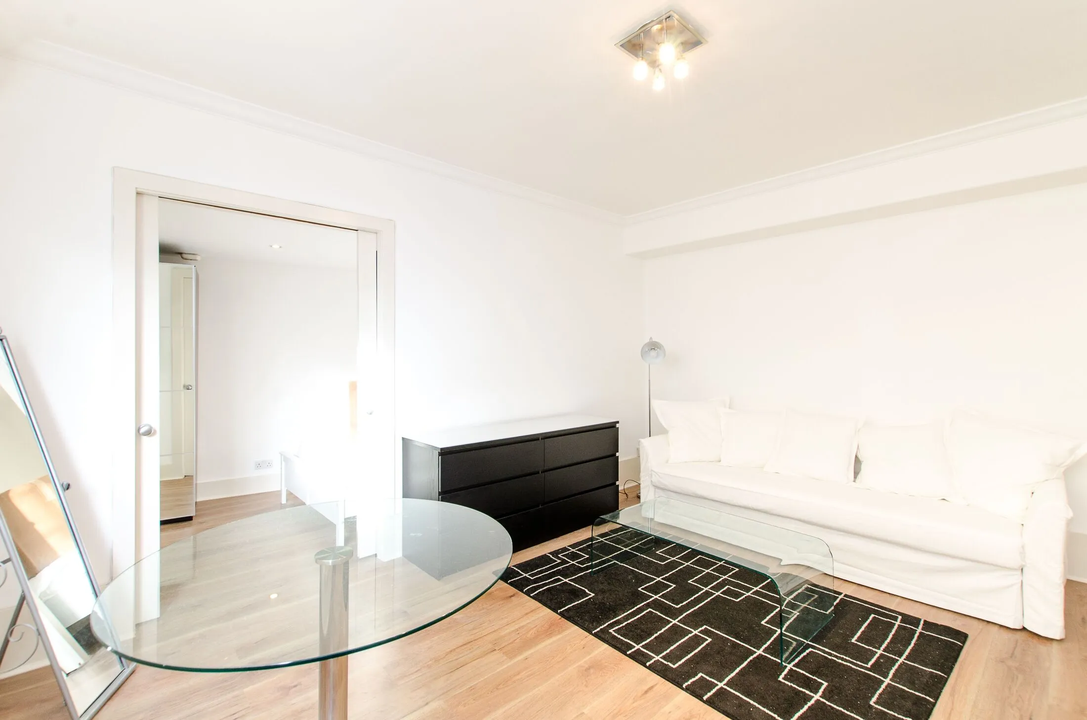 Flat Sloane Avenue in Greater London
