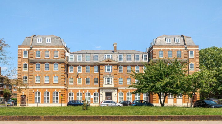 Flat Ravens Way in Greater London