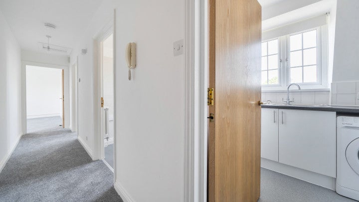 Flat Ravens Way in Greater London