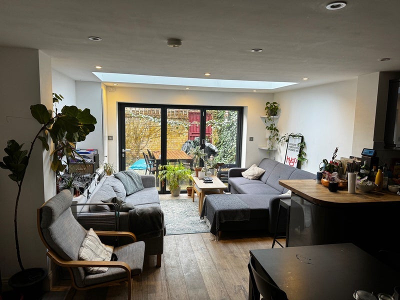 Room Woodseer Street in Greater London