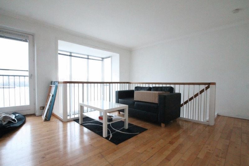 Room South Sea Street in Greater London