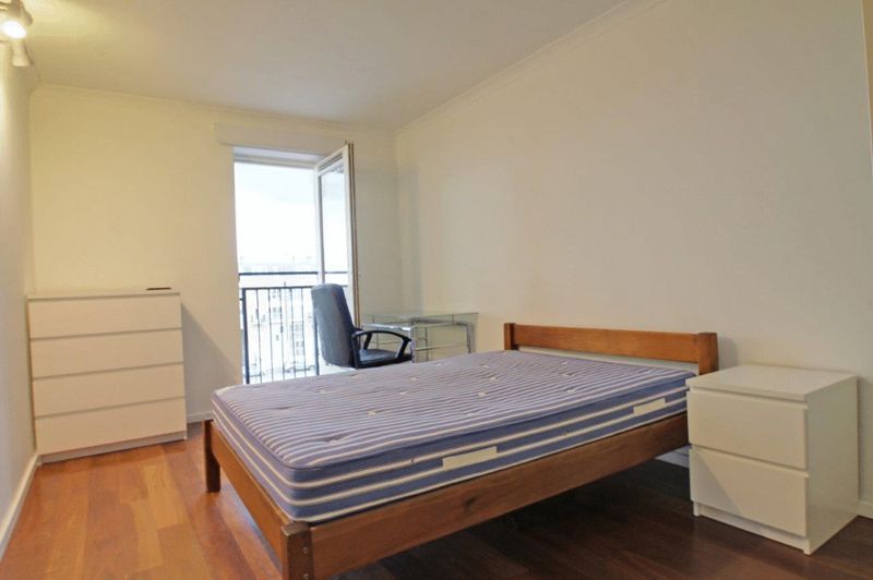 Room South Sea Street in Greater London