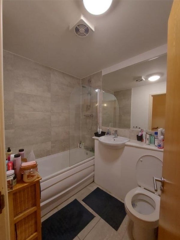 Flat Cambridge Heath Road in Greater London