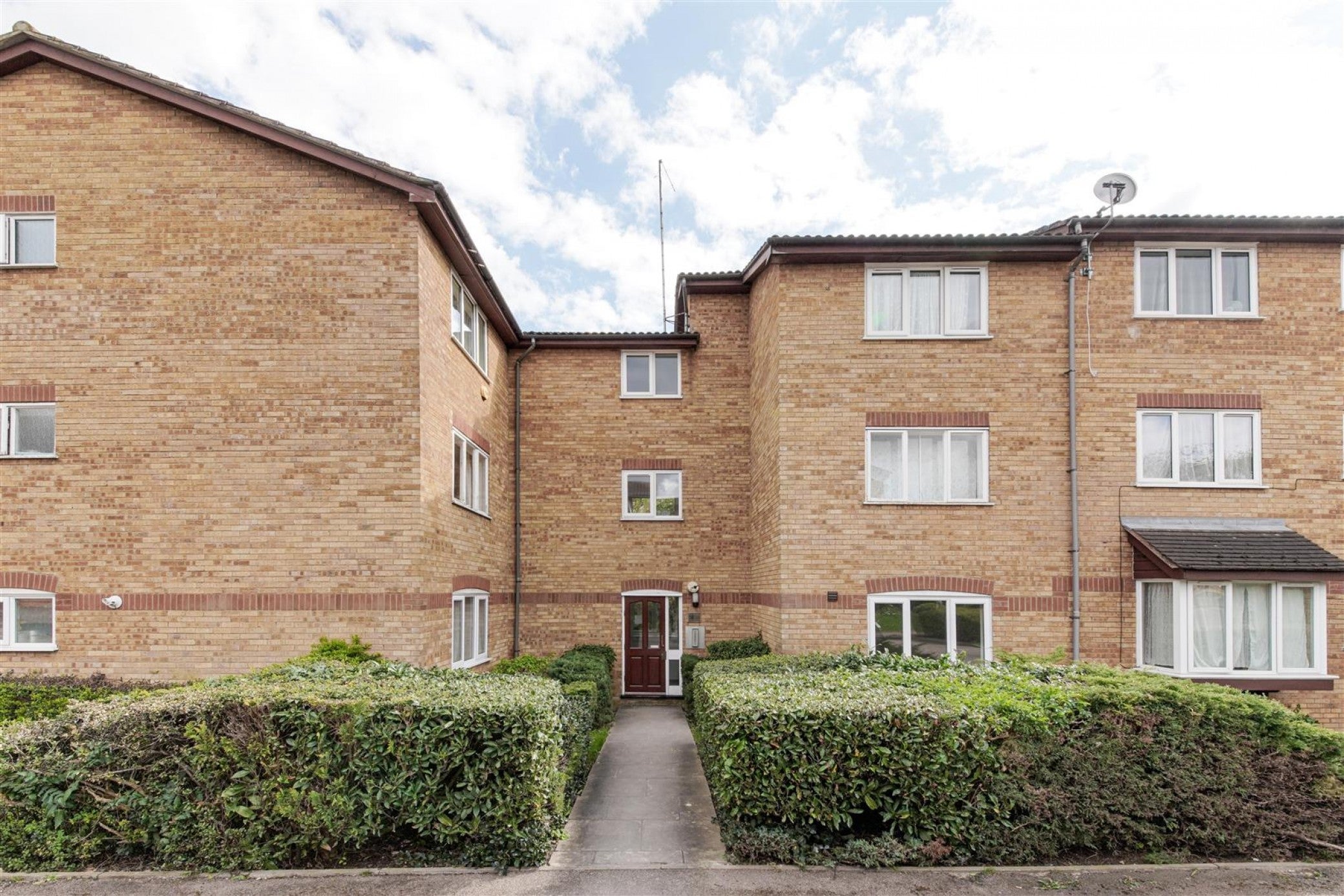 Flat Laburnum Close in Greater London