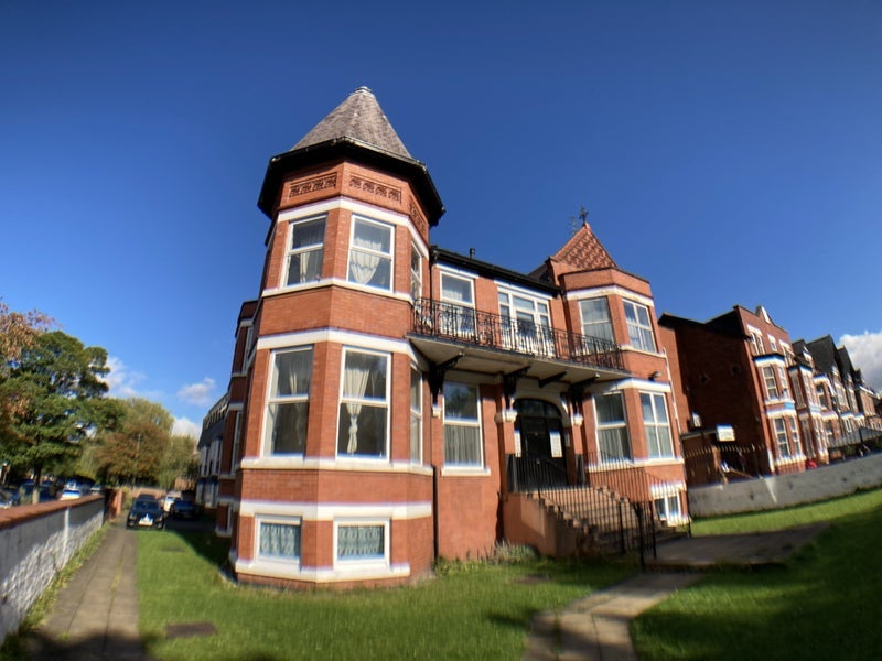 Flat Dickenson Road in Manchester