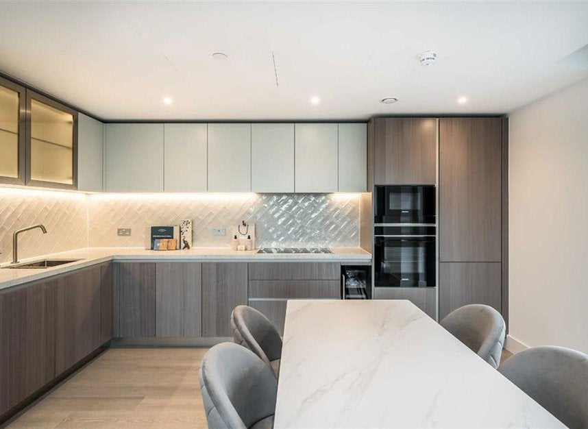 Flat Battersea Park Road in Greater London