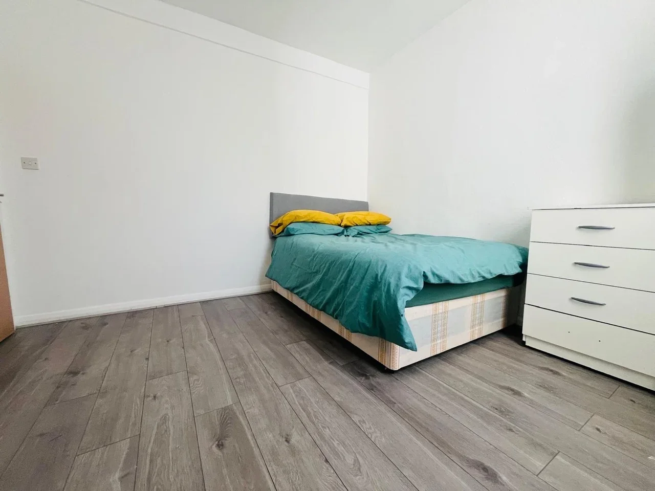 Room Hornsey Park Road in Greater London