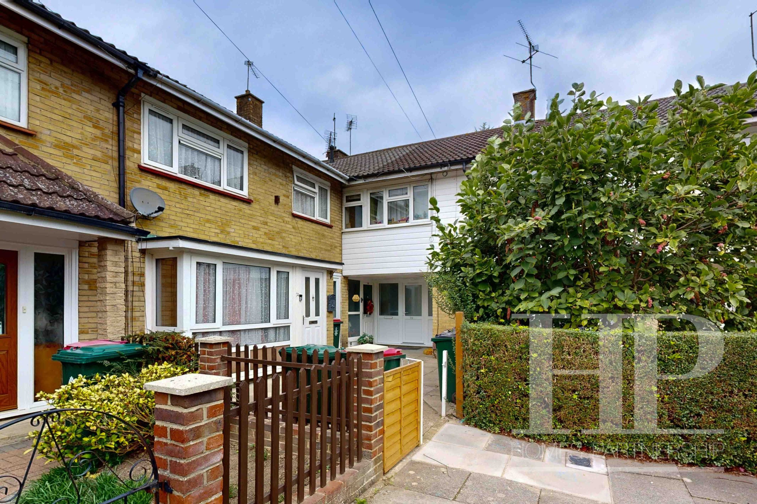 Flat Dickens Road in Crawley