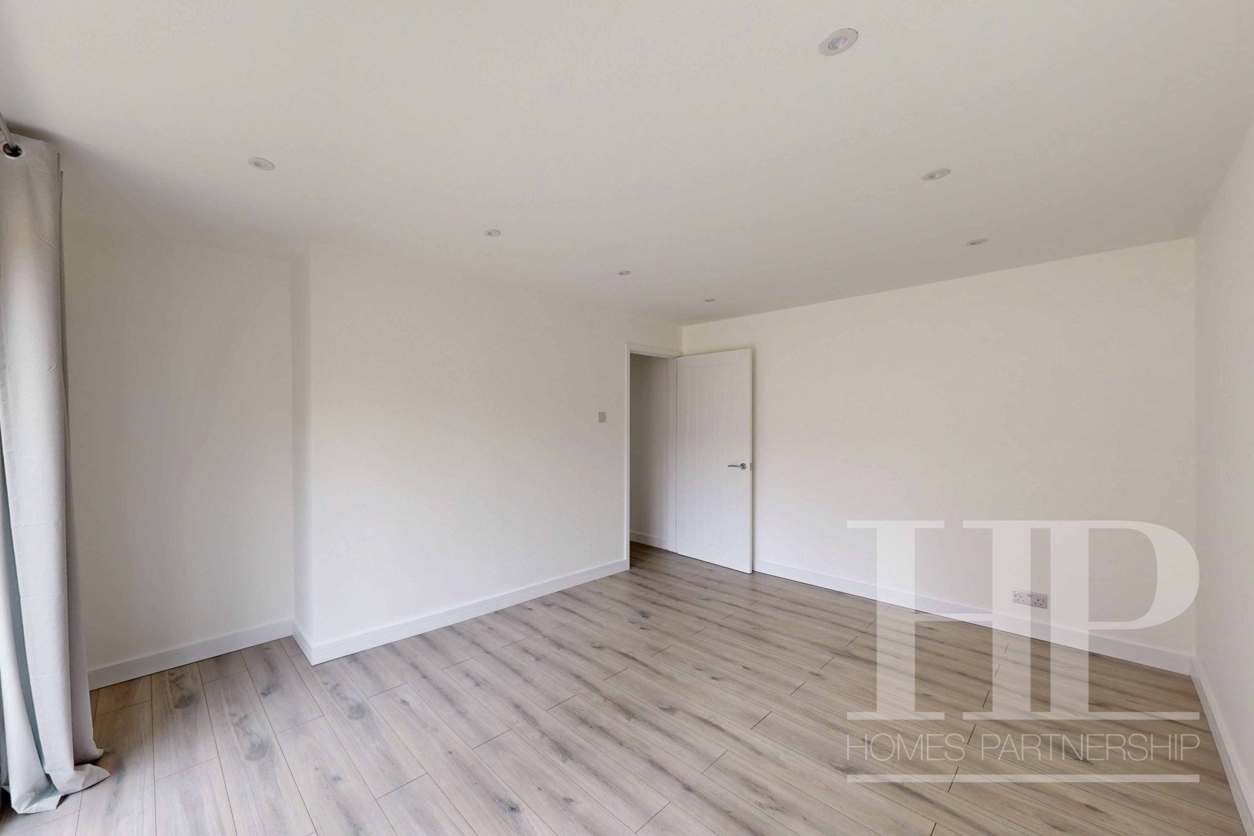 Flat Dickens Road in Crawley