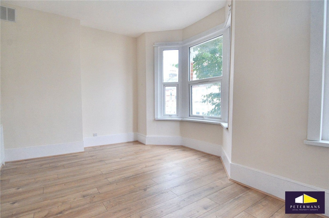 Flat Devereux Road in Greater London