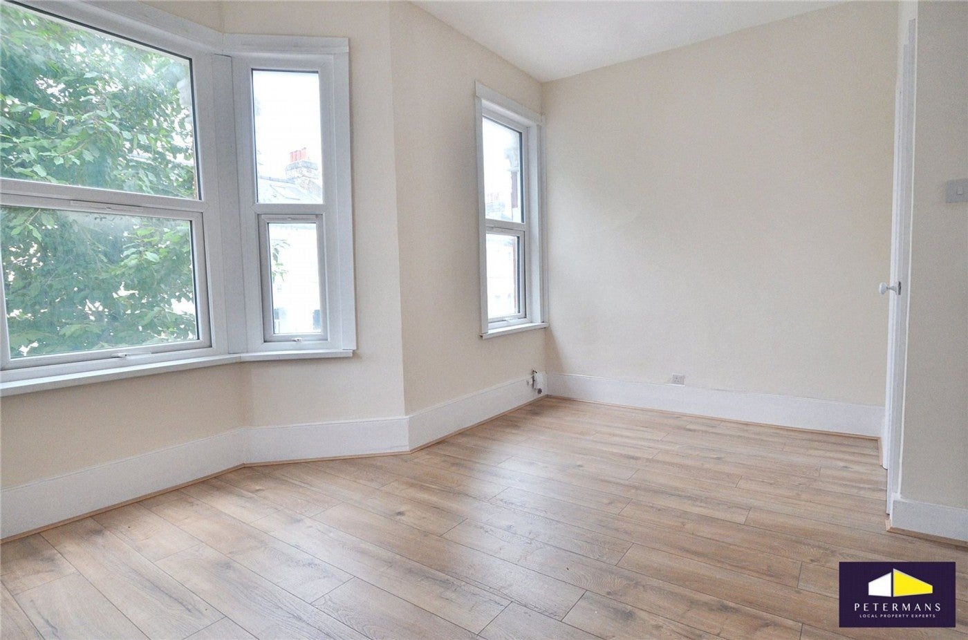 Flat Devereux Road in Greater London