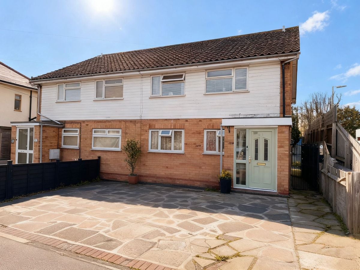 Flat Collier Row Road in Greater London