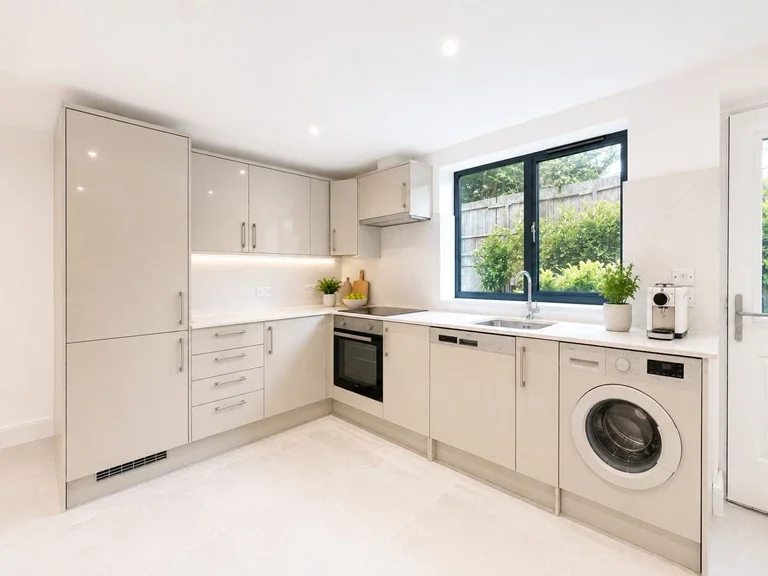 Flat Bushey Grove Road in Hertsmere