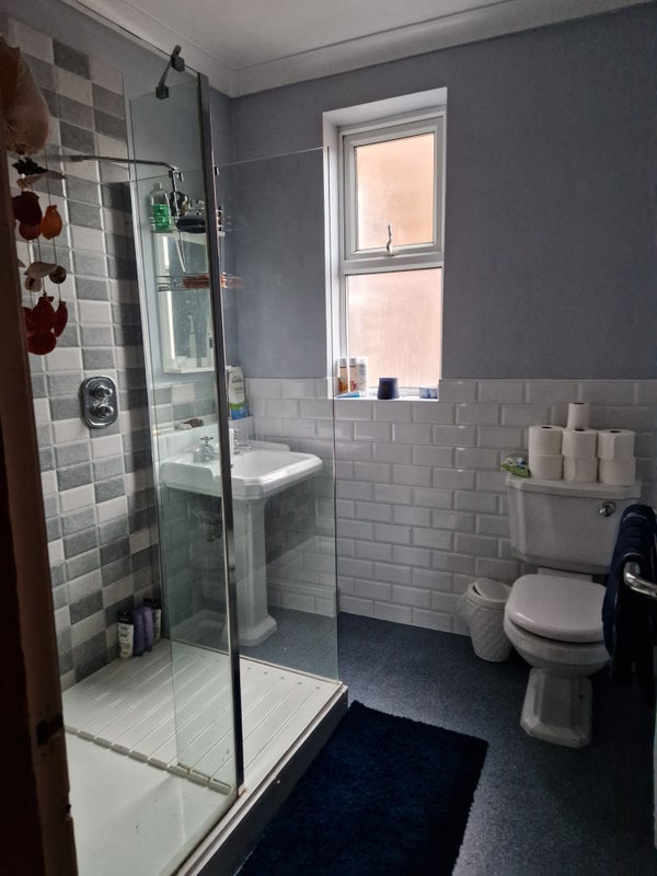 Room Clare Road in Manchester