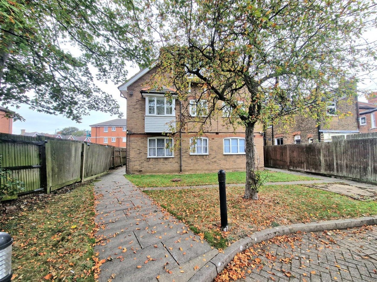 Flat Claremont Road in Greater London