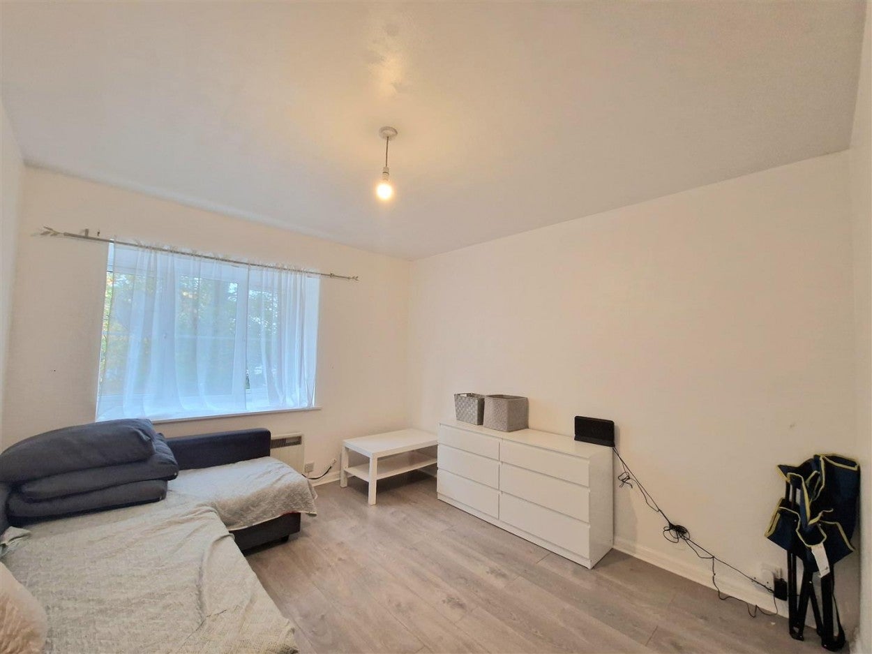 Flat Claremont Road in Greater London
