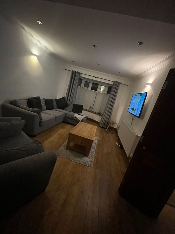 Room Pisgah Street in Pyle