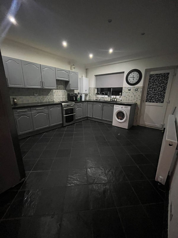 Room Pisgah Street in Pyle