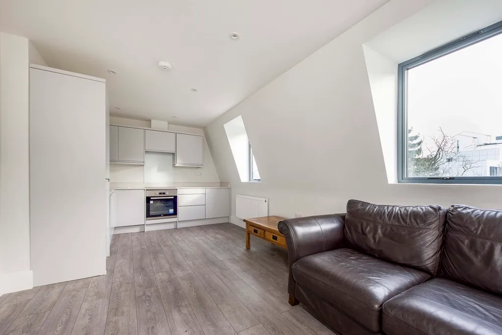 Flat Belmont Road in Greater London
