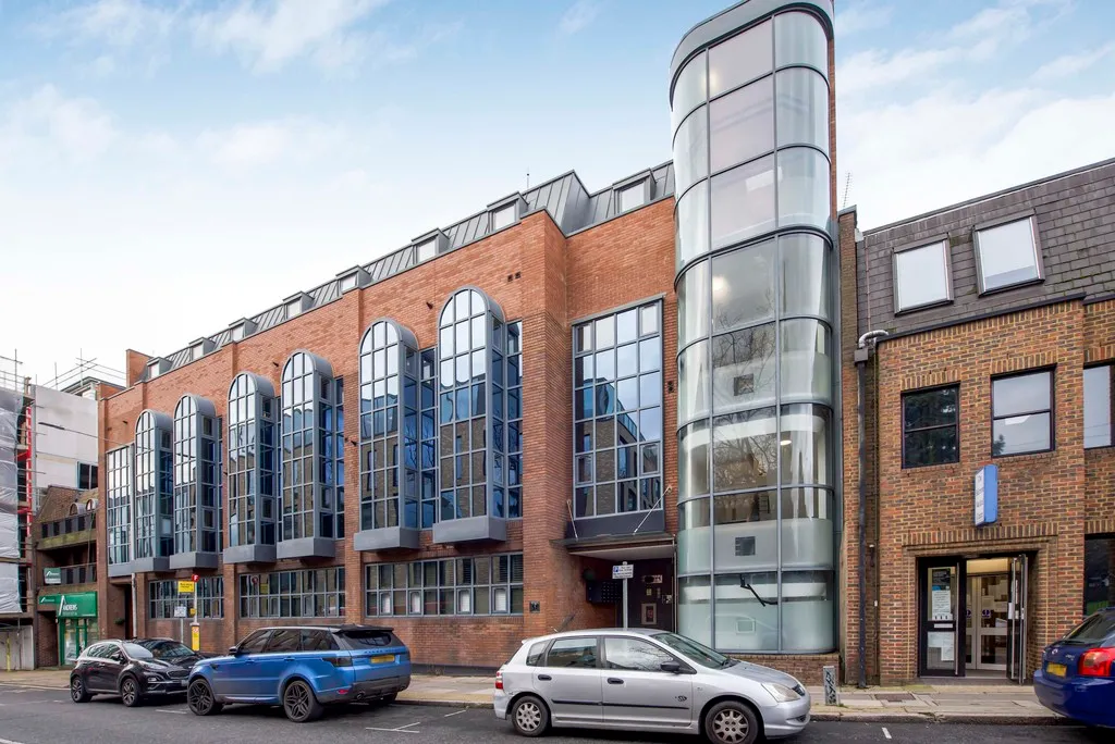 Flat Belmont Road in Greater London