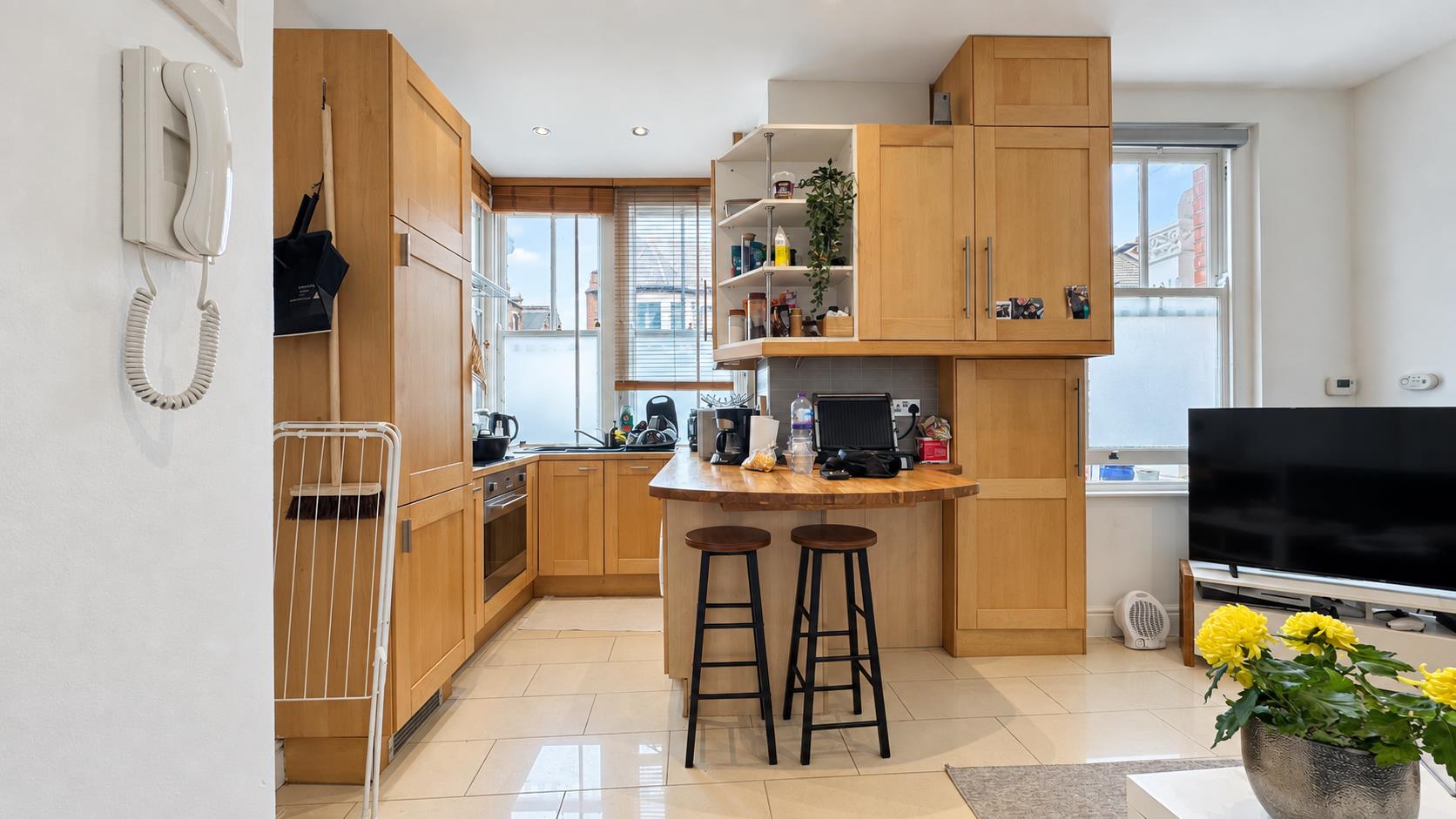 Flat Berrymede Road in Greater London